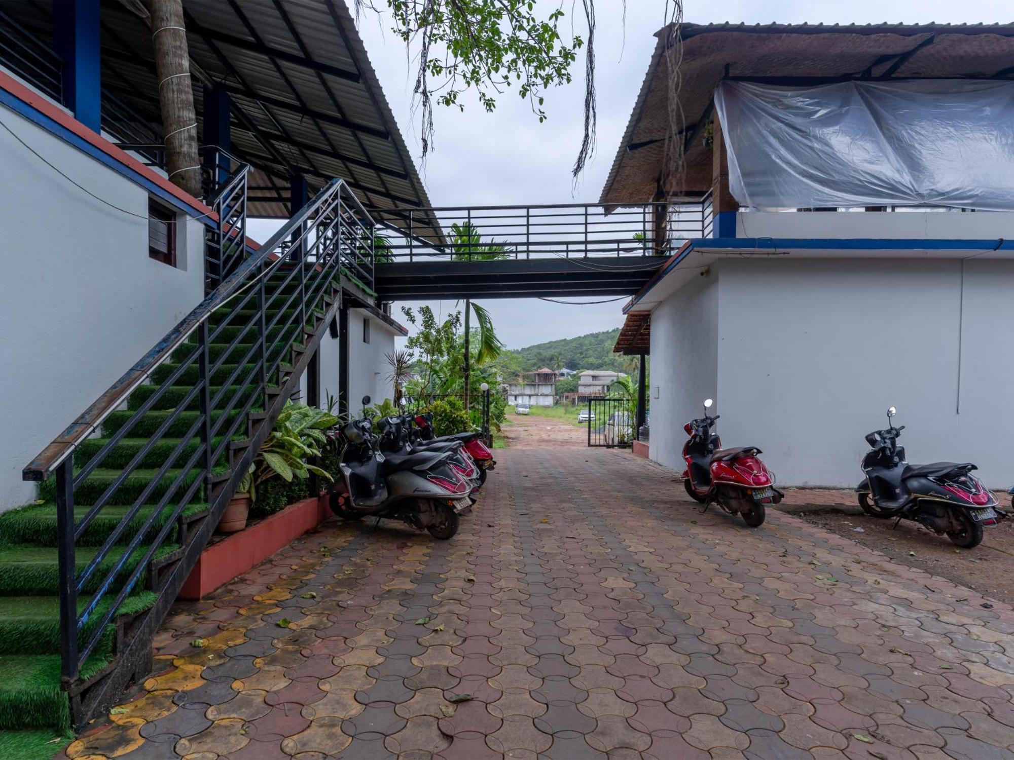 Madpackers Goa Anjuna - Bunks, Rooms, Community Exterior foto