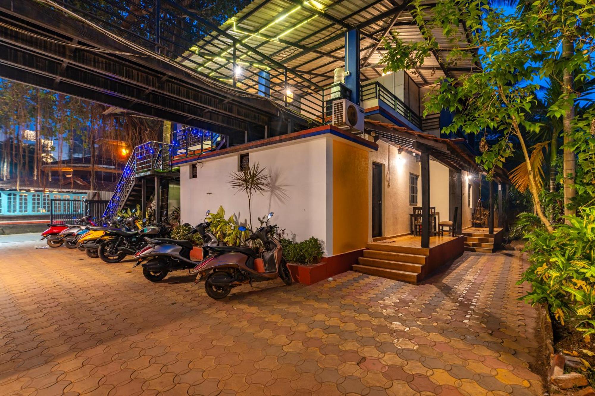 Madpackers Goa Anjuna - Bunks, Rooms, Community Exterior foto